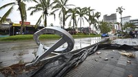 Penampakan lampu jalan yang ambruk usai dihantam Badai Pamela.