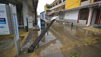 Tak hanya menumbangkan sejumlah infrastruktur, badai itu juga turut menyebabkan sejumlah area di kawasan Mazatlan, Meksiko, tergenang.