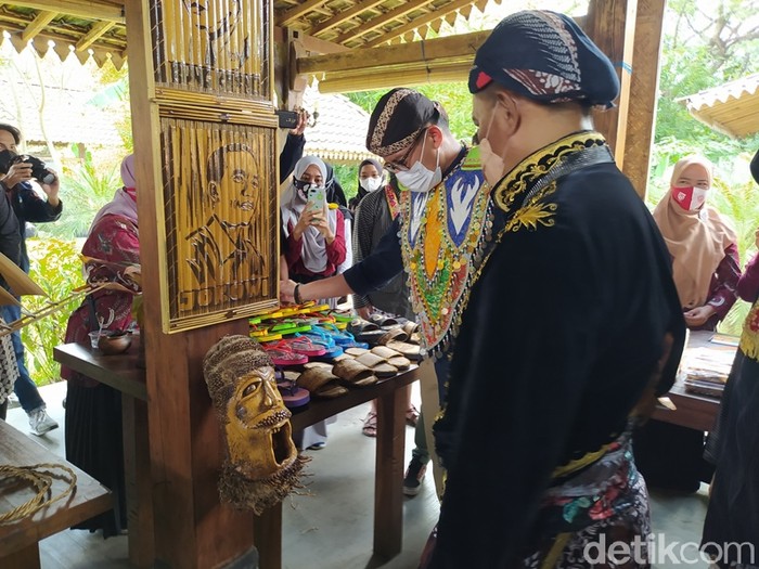 Menparekraf Sandiaga Salahuddin Uno di Desa Wisata Karanganyar, Kecamatan Borobudur, Kabupaten Magelang.