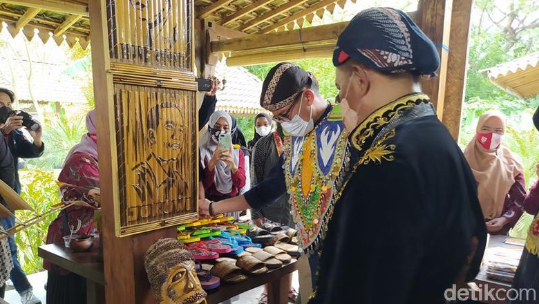 Menparekraf Sandiaga Salahuddin Uno di Desa Wisata Karanganyar, Kecamatan Borobudur, Kabupaten Magelang. Menparekraf Sandiaga Salahuddin Uno di Desa Wisata Karanganyar, Kecamatan Borobudur, Kabupaten Magelang.
