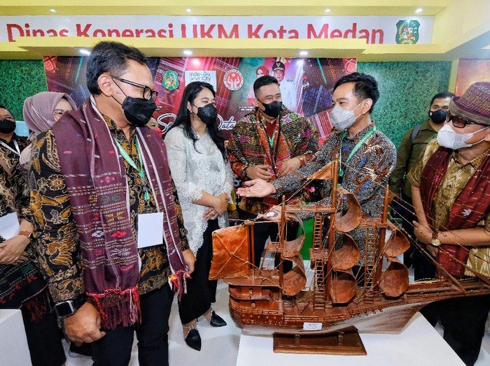 Momen Gibran Ketemu Bobby-Kahiyang di Acara APEKSI, Yogyakarta, Rabu (13/10/2021).