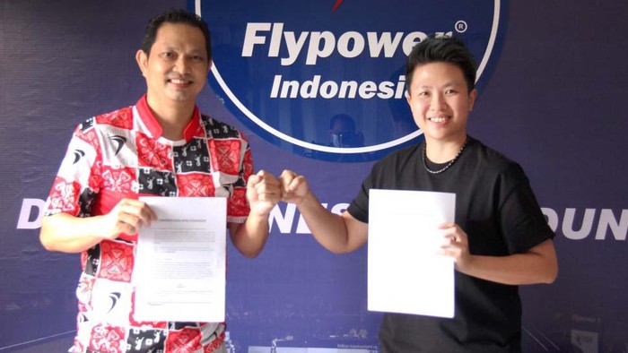 Momen Hariyanto Arbi Gandeng Liliyana Natsir Jadi Duta Legenda tunggal putra bulu tangkis Indonesia, Hariyanto Arbi, melakukan gebrakan untuk bisnis Flypower miliknya. Ia gandeng Liliyana Natsir sebagai duta produk.