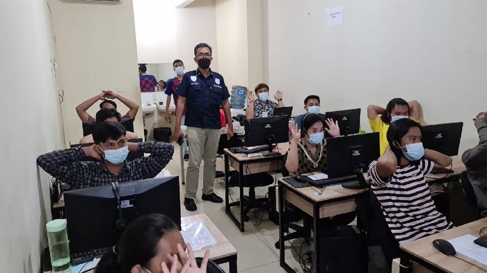 Momen Polisi Gerebek Kantor Pinjol di Jakarta Barat Momen Polisi Gerebek Kantor Pinjol di Jakarta Barat