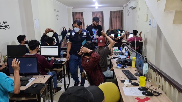 Momen Polisi Gerebek Kantor Pinjol di Jakarta Barat