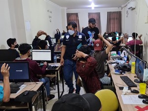Momen Polisi Gerebek Kantor Pinjol di Jakbar, Amankan Puluhan Pegawai