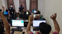 Total ada 56 orang yang diamankan polisi di ruko tersebut. Mereka merupakan karyawan perusahaan pinjol tersebut. (Foto: Dok. Istimewa)