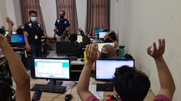 Momen Polisi Gerebek Kantor Pinjol di Jakarta Barat Momen Polisi Gerebek Kantor Pinjol di Jakarta Barat