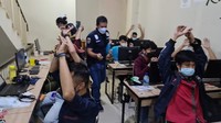 Saat melakukan penggerebekan, polisi mendapati puluhan karyawan yang sedang beraktivitas. (Foto: Dok. Istimewa)
