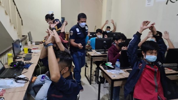 Potret Kantor Pinjol yang Digerebek Polisi, Pegawainya Angkat Tangan