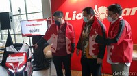 Farian Kirana Chief Executive Officer Lion Parcel, Eko Putro Sandjojo Menteri Desa, Pembangunan Daerah Tertinggal dan Transmigrasi Indonesia tahun 2016-2019, M. Samyarto - Direktur Utama PT Wika Industri Manufaktur (WIMA) saat melakukan kerjasama di Jakarta, Kamis (14/10/2021). Melalui kerja sama ini, Lion Parcel menjadi perusahaan logistik pertama di Indonesia yang mengimplementasikan penggunaan motor listrik dalam proses pengantaran paketnya.