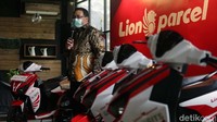 Penggunaan motor listrik pun diyakini dapat meningkatkan efisiensi dalam operasional Lion Parcel sebagaimana biaya perawatan motor yang cenderung lebih murah dan mudah, serta tidak adanya biaya tambahan untuk bahan bakar.
