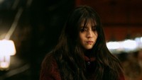 Ia bergabung dengan organisasi kriminal untuk mencari pembunuh ayahnya. Foto: (dok. Netflix)
