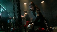 Yoon Ji Woo kemudian menyamar menjadi polisi dan bertemu dengan Jeon Pil Do (Ahn Bo Hyun). Foto: (dok. Netflix)