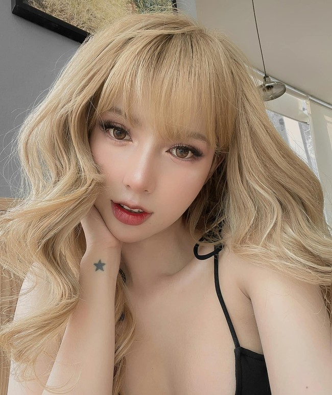 Kini Mym Tran kecantikannya dipuja fansnya. Berpenampilan memesona dan disebut netizen bak idol K-Pop, dia memiliki tinggi badan 175 cm dan ukuran tubuh 90 - 67 - 92. Foto: Dok. Facebook