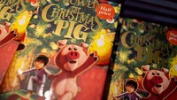 The Christmas Pig menceritakan tentang mainan masa kecil Jack, Dur Pig. Suatu malam ada kejadian mengerikan, Dur Pig menghilang. Jack bersama dengan Babi Natal mencari Dur Pig.  Foto: Getty Images/Rob Pinney