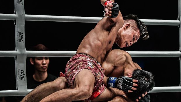 ONE Championship akan menghelat megaduel kickboxing pekan ini. Petarung Indonesia Adrian Mattheis punya prediksinya.ONE: First Strike akan disiarkan secara langsung dari Singapore Indoor Stadium, Jumat (15/10/2021). Ini bakal jadi pesta untuk para penggemar olahraga kickboxing.