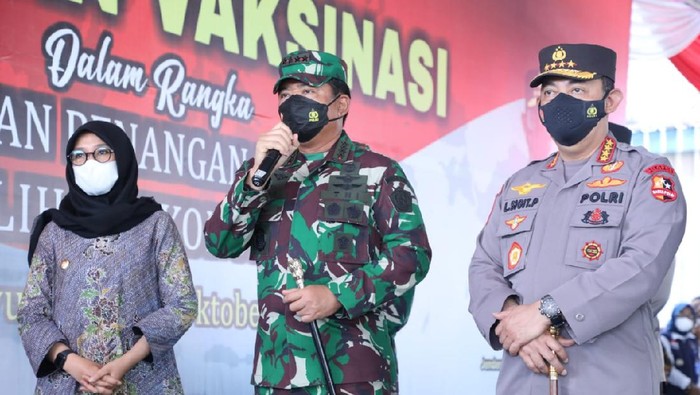 Panglima TNI tinjau vaksinasi di RSNU Mangir, Kabupaten Banyuwangi, Jawa Timur, Kamis (14/10/2021).