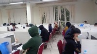 Suasana penggerebekan kantor collector pinjol di Tangerang (Foto: Khairul Maarif/detikcom)