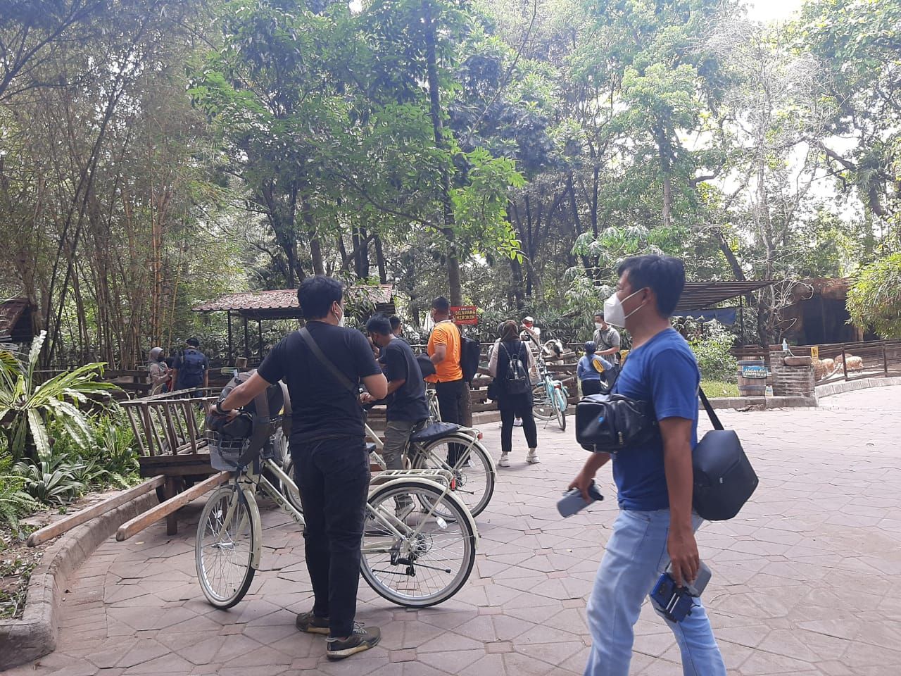 Pengunjung saat bersepeda di GL Zoo Yogyakarta