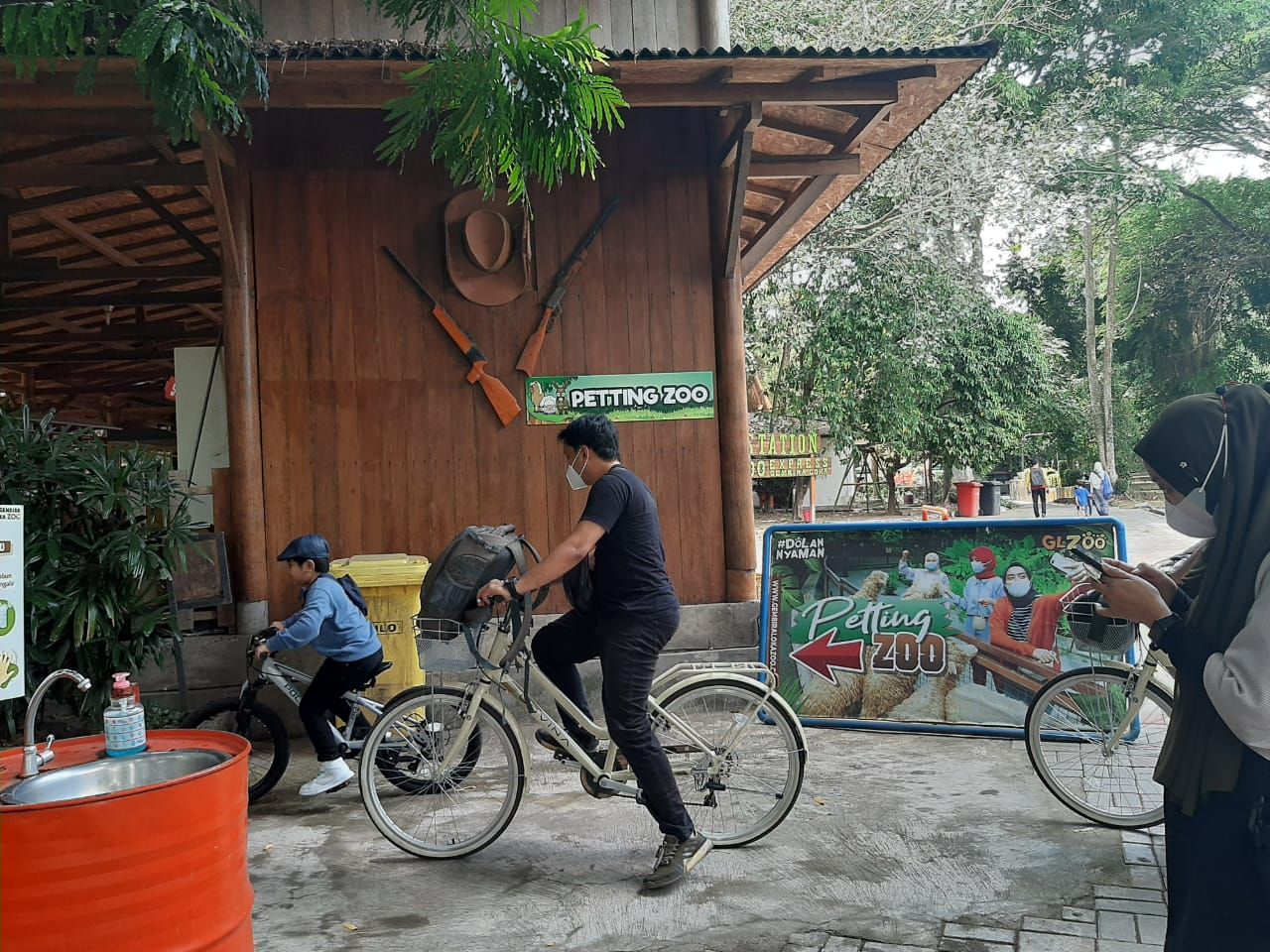Pengunjung saat bersepeda di GL Zoo Yogyakarta