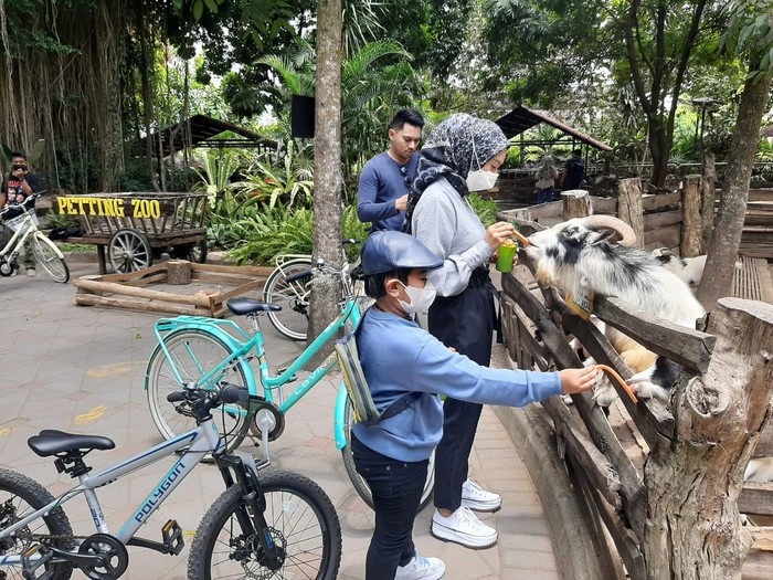 Pengunjung saat bersepeda di GL Zoo Yogyakarta