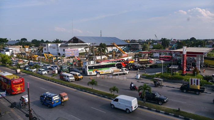 Papan penanda Bahan Bakar Minyak (BBM) solar habis terpasang di SPBU yang tutup, kawasan Medan Amplas, Kota Medan, Sumatera Utara, Rabu (13/10/2021). Tutupnya SPBU tersebut diduga karena keterlambatan penyaluran bahan bakar minyak (BBM) khususnya di wilayah Medan dan Deliserdang beberapa pekan terakhir. ANTARA FOTO/FRANSISCO CAROLIO/rwa.