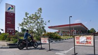 Bahkan ada beberapa SPBU yang terpaksa tutup lantaran kehabisan pasokan BBM dan terlambat datang.