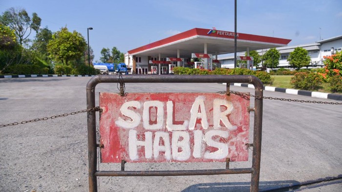 PENYALURAN BBM DI KOTA MEDAN Papan penanda Bahan Bakar Minyak (BBM) solar habis terpasang di SPBU yang tutup, kawasan Medan Amplas, Kota Medan, Sumatera Utara, Rabu (13/10/2021). Tutupnya SPBU tersebut diduga karena keterlambatan penyaluran bahan bakar minyak (BBM) khususnya di wilayah Medan dan Deliserdang beberapa pekan terakhir. ANTARA FOTO/FRANSISCO CAROLIO/rwa.