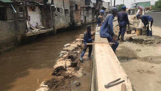 Perbaikan tanggul di Bulak Rantai, Jakarta Timur, Kamis (14/10/2021)