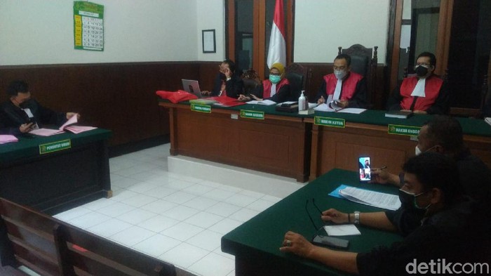 persidangan kasus pembunuhan member kebugaran di surabaya
