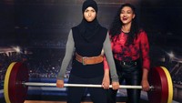  Amna Al Haddad, juara angkat besi UEA berpose dengan patung lilinnya di pembukaan museum patung lilin Madame Tussauds di Dubai, Uni Emirat Arab, Rabu (13/10/2021).