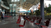 Namun berdasarkan pantauan detikTravel, pintu kedatangan internasional bandara satu-satunya di Bali ini nampak sepi dari wisatawan mancanegara (Wisman).