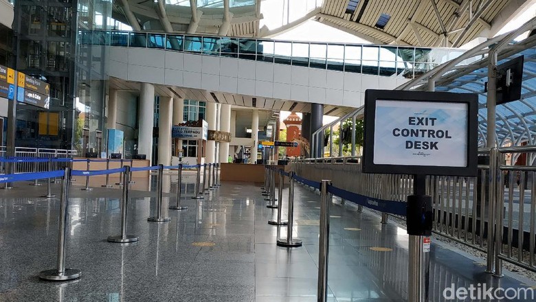 Pemerintah membuka penerbangan internasional di Bandara Internasional I Gusti Ngurah Rai Bali. Namun pintu kedatangan internasional bandara satu-satunya di Bali ini nampak sepi.