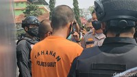 Warung sembako yang ternyata tempat transaksi judi online itu berada di Pasar Ciawitali, Kecamatan Tarogong Kidul, Garut.
