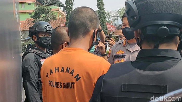 Polisi menggerebek sebuah warung sembako di Pasar Guntur Ciawitali, Garut. Toko sembako itu ternyata jadi tempat judi togel online.