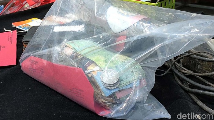 Polisi Gerebek Judi Online Berkedok Warung Sembako di Garut Polisi menggerebek sebuah warung sembako di Pasar Guntur Ciawitali, Garut. Toko sembako itu ternyata jadi tempat judi togel online.