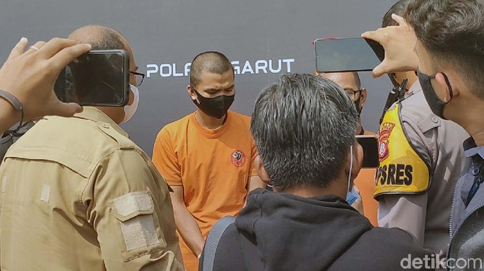 Polisi menggerebek sebuah warung sembako di Pasar Guntur Ciawitali, Garut. Toko sembako itu ternyata jadi tempat judi togel online.
