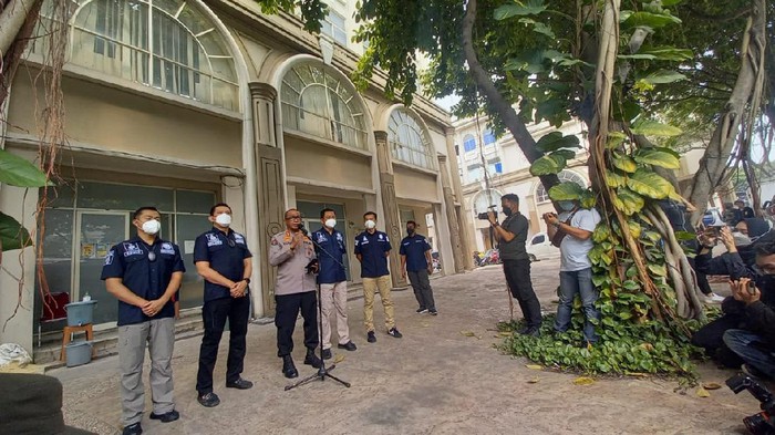 Polisi gerebek kantor collector pinjol di Green Lake City, Tangerang Polisi gerebek kantor collector pinjol di Green Lake City, Tangerang