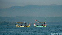 Dia bersama Imam Syafii dan anaknya berlayar secara berkelompok. Jarak tempuh kapal dari bibir pantai ke Laut Jawa berkisar 1 sampai 2 kilometer.