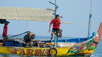 Kapal berhenti, mesin dimatikan. Kusnadi maupun Imam menggunakan keahliannya mendengar suara ikan untuk menentukan lokasi menebar jaring. Mereka pun bergantian berenang di sekitar kapal untuk mencari lokasi kawanan ikan. 