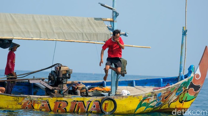 Salah seorang nelayan di Kendal, Jawa Tengah, konon memiliki kemampuan khusus mendengar suara ikan. Keahlian ini digunakan untuk mencari kawanan ikan sebelum ditangkap.