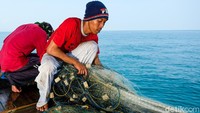 Kusnadi dan Imam mengatakan, kemampuan yang dimilikinya ini sempat membuat heran nelayan di wilayah lain di pantura. Selama berlayar jarang mengalami kendala teknis yang berarti.