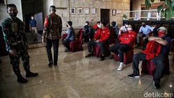 Pulang Dari Pon Papua Puluhan Atlet Kontingen Jakarta Dikarantina Foto 6<script async src=