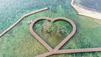 Pulau Untung Jawa dikenal dengan jembatan pengantin yang ikonik. Pulau Untung Jawa juga memiliki hutan mangrove cantik, dilengkapi keunikan Kampung Jepang yang ada di Pantai Sakura. Ada juga wisata konservasi yang ada di Pulau Rambut, wisata sejarah di Pulau Onrust, Pulau Cipir dan Pulau Kelor, serta Pulau Resort di Pulau Bidadari dan Pulau Ayer. Foto: Kemenparekraf