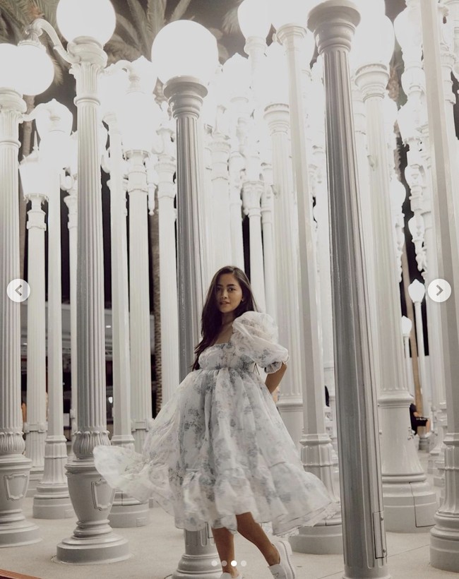 Datang ke Los Angeles, belum lengkap tanpa mendatangi museum ikonik, LACMA (Los Angeles County Museum of Art). Rachel Vennya pun melakukannya. Rachel berpose dengan dress cantik dari brand asal Los Angeles, Selkei, yang terkenal dengan detail lengan gembungnya. Foto: Dok. Instagram @rachelvennya