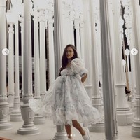 Datang ke Los Angeles, belum lengkap tanpa mendatangi museum ikonik, LACMA (Los Angeles County Museum of Art). Rachel Vennya pun melakukannya. Rachel berpose dengan dress cantik dari brand asal Los Angeles, Selkei, yang terkenal dengan detail lengan gembungnya. Foto: Dok. Instagram @rachelvennya
