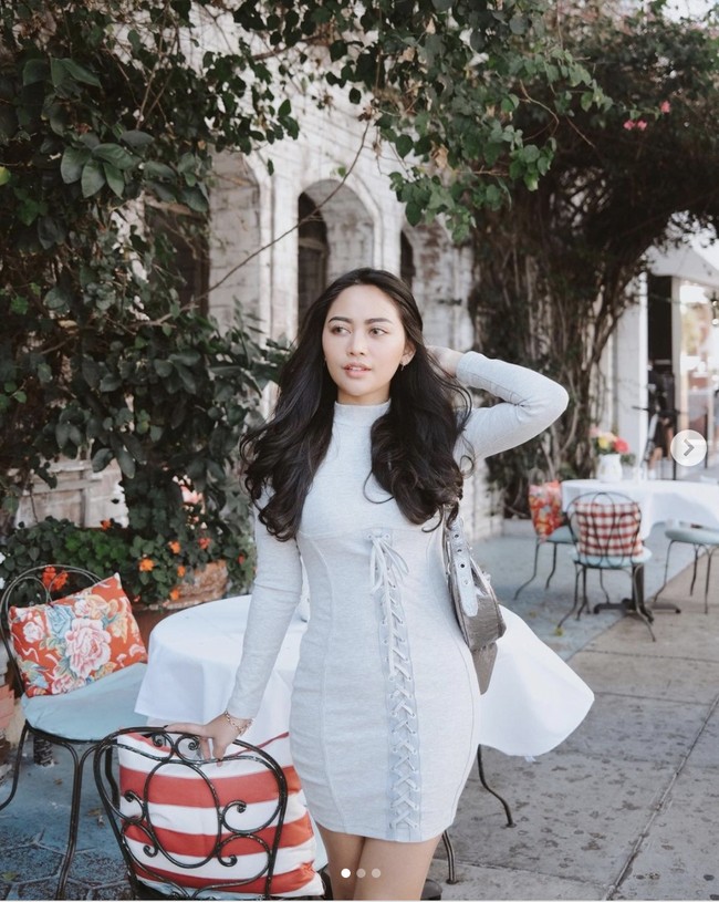 Rachel Vennya bergaya sembari menikmati makanannya di Restoran The Ivy, Los Angeles. Influencer yang berbisnis obat diet itu tampil dengan dress dari brand lokal Spring Summer Style. Foto: Dok. Instagram @rachelvennya
