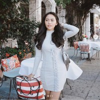 Rachel Vennya bergaya sembari menikmati makanannya di Restoran The Ivy, Los Angeles. Influencer yang berbisnis obat diet itu tampil dengan dress dari brand lokal Spring Summer Style. Foto: Dok. Instagram @rachelvennya