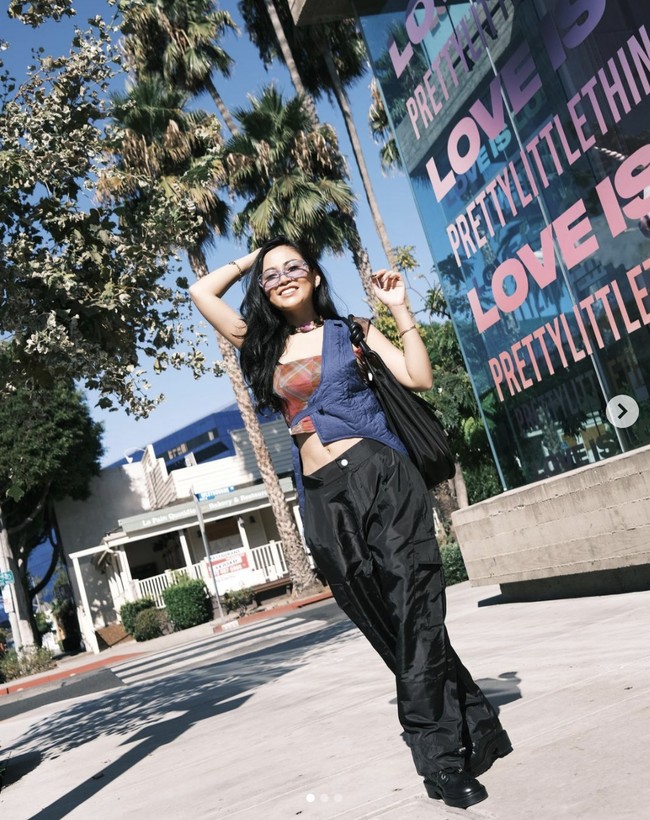 Dari New York, perjalanan Rachel Vennya di Amerika Serikat berlanjut ke Los Angeles. Crop top kembali jadi pilihan mantan istri Niko Al Hakim itu. Kali ini Rachel memadukan crop top dengan vest. Foto: Dok. Instagram @rachelvennya