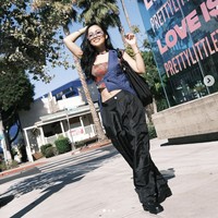 Dari New York, perjalanan Rachel Vennya di Amerika Serikat berlanjut ke Los Angeles. Crop top kembali jadi pilihan mantan istri Niko Al Hakim itu. Kali ini Rachel memadukan crop top dengan vest. Foto: Dok. Instagram @rachelvennya